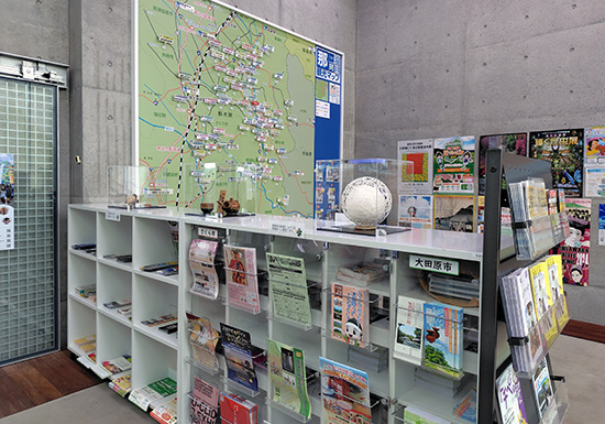 近隣施設のパンフレットなど取り揃えています